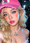 ウェーブのかかったブロンドの髪、青い目、韓国風マットメイク、ピンクのベレー帽、シルバーのラインストーンのフープイヤリング、パールのネックレス、オフショルダーのピンクのトップを着た女性の自撮り写真。 画像変換ツールのテンプレート。