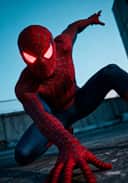 薄暗く神秘的なシーンでカメラに向かってポーズをとるスパイダーマンのポートレート。 画像変換ツールのテンプレート。