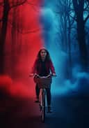 Image générée par l'IA d'une jeune fille faisant du vélo à travers une forêt sombre avec des brumes enfumées rouges et bleues tourbillonnant autour d'arbres nus et tordus, créant un effet dramatique inspiré de Stranger Things.