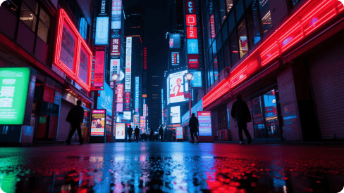 Verbeterd beeld van een levendig neonverlicht straatbeeld 's nachts met gloeiende borden en reflecties op de natte stoep, waardoor een futuristische sfeer ontstaat.