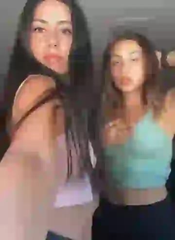 Un groupe de sœurs dansent.