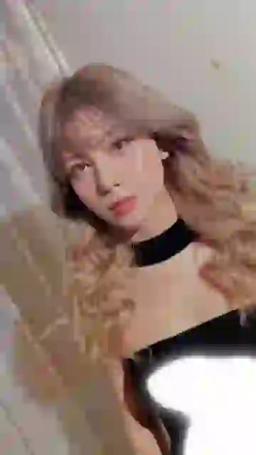 Une jolie influenceuse vietnamienne avec de longs cheveux blonds ondulés et des traits délicats, utilisée pour démontrer l'échange de visage vidéo par l'IA.