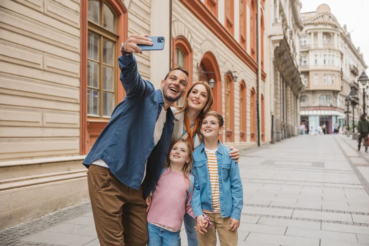 Esta é uma captura de tela da família viajando pelas ruas da Europa após o vídeo de troca de rostos múltiplos. Os rostos de todas as quatro pessoas foram trocados com sucesso. O rosto do pai foi trocado por Brad Pitt, o rosto da mãe por Anne Hathaway e os rostos do filho e da filha mais novos por outras crianças.