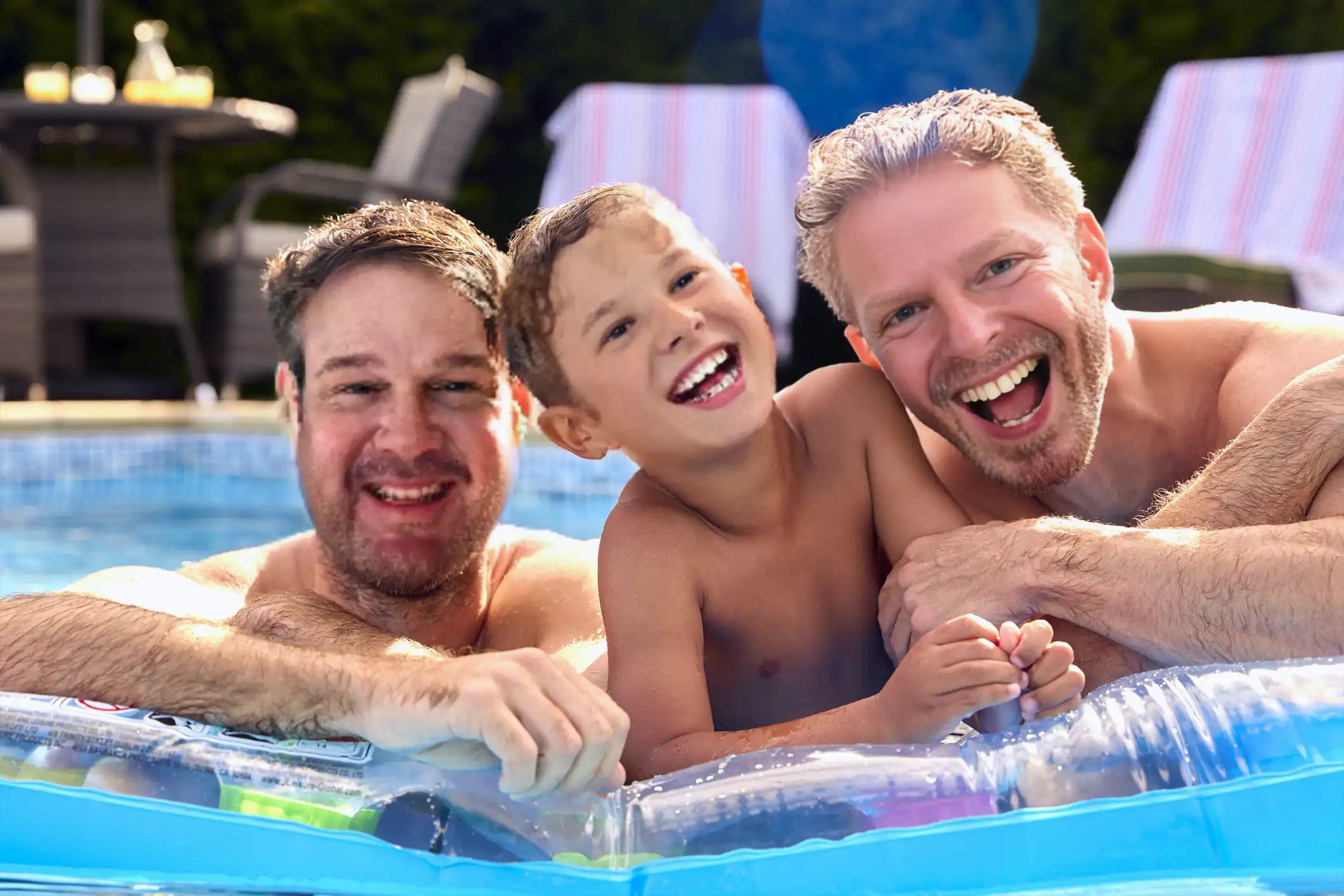 Esta é uma captura de tela dos pais gays e seu filho após o vídeo de troca de rostos múltiplos. Os três ainda estão brincando na piscina, rindo. Os rostos dos pais gays foram trocados com Cam e Mitch de Modern Family, e o rosto do filho foi trocado com Luke Dunphy.
