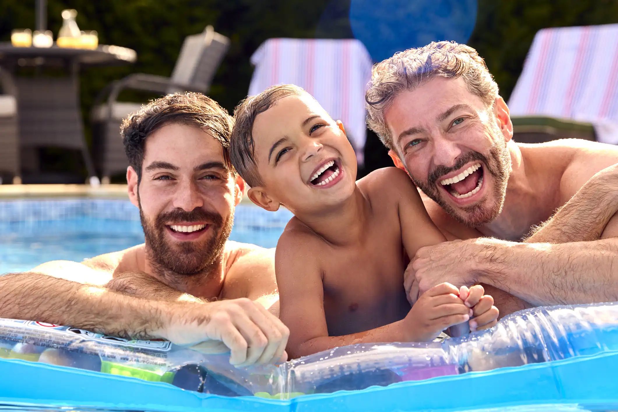 Esta é uma captura de tela de um casal americano de pais gays com seu filho brincando na piscina. É assim que eles ficam antes do vídeo de troca de múltiplas faces.