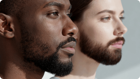 Un homme noir avec une barbe et une femme blanche avec une barbe se tenant côte à côte, démontrant la technologie d'échange de visage par l'IA.