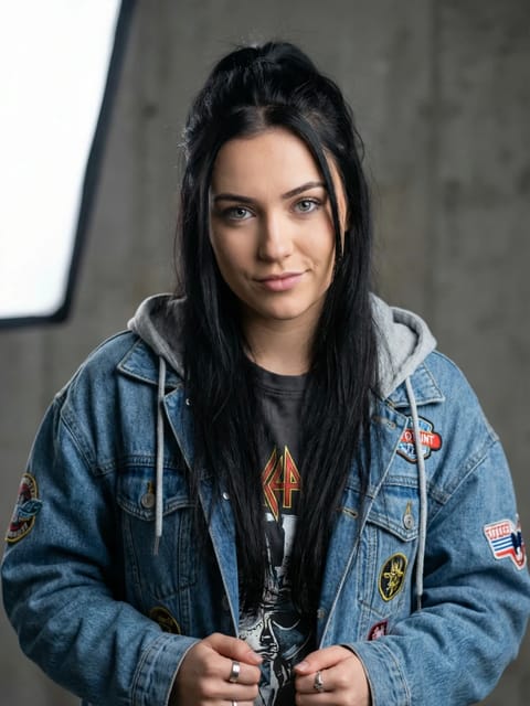 デニムジャケットを着た黒髪のヒッピー女性のポートレート。 AI 画像から画像へのテンプレート。