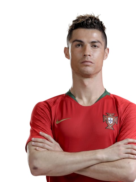 Portrait de Cristiano Ronaldo aux cheveux foncés courts et coiffés, portant le maillot rouge domicile de l'équipe nationale du Portugal. Ses bras croisés sur sa poitrine, debout sur un fond blanc uni avec une expression sérieuse.