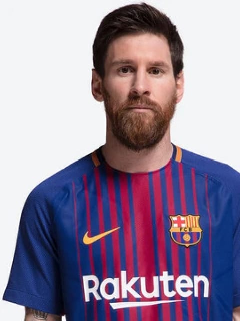 Portrait de Lionel Messi portant le maillot domicile rayé rose et noir de l'Inter Miami. Il a des cheveux noirs courts avec une expression calme, sur un fond gris neutre.