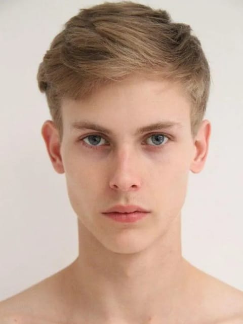 Portrait d'un homme blond torse nu. Modèle pour l'échange de visage d'image.