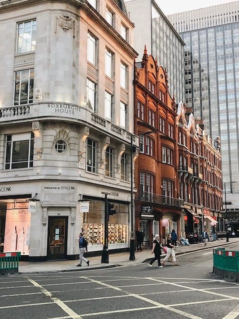 Bâtiments historiques victoriens en briques rouges et maison d'angle en pierre située à un carrefour très fréquenté de Londres, avec des gratte-ciel modernes en arrière-plan. Modèle pour le filtre Stranger Things.