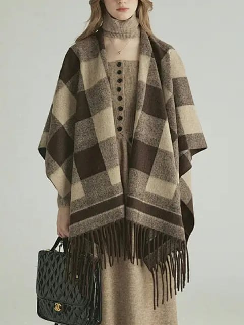 En kvinne i rutete poncho og langt beige skjørt, med en svart veske, modell for AI-klærbytte.